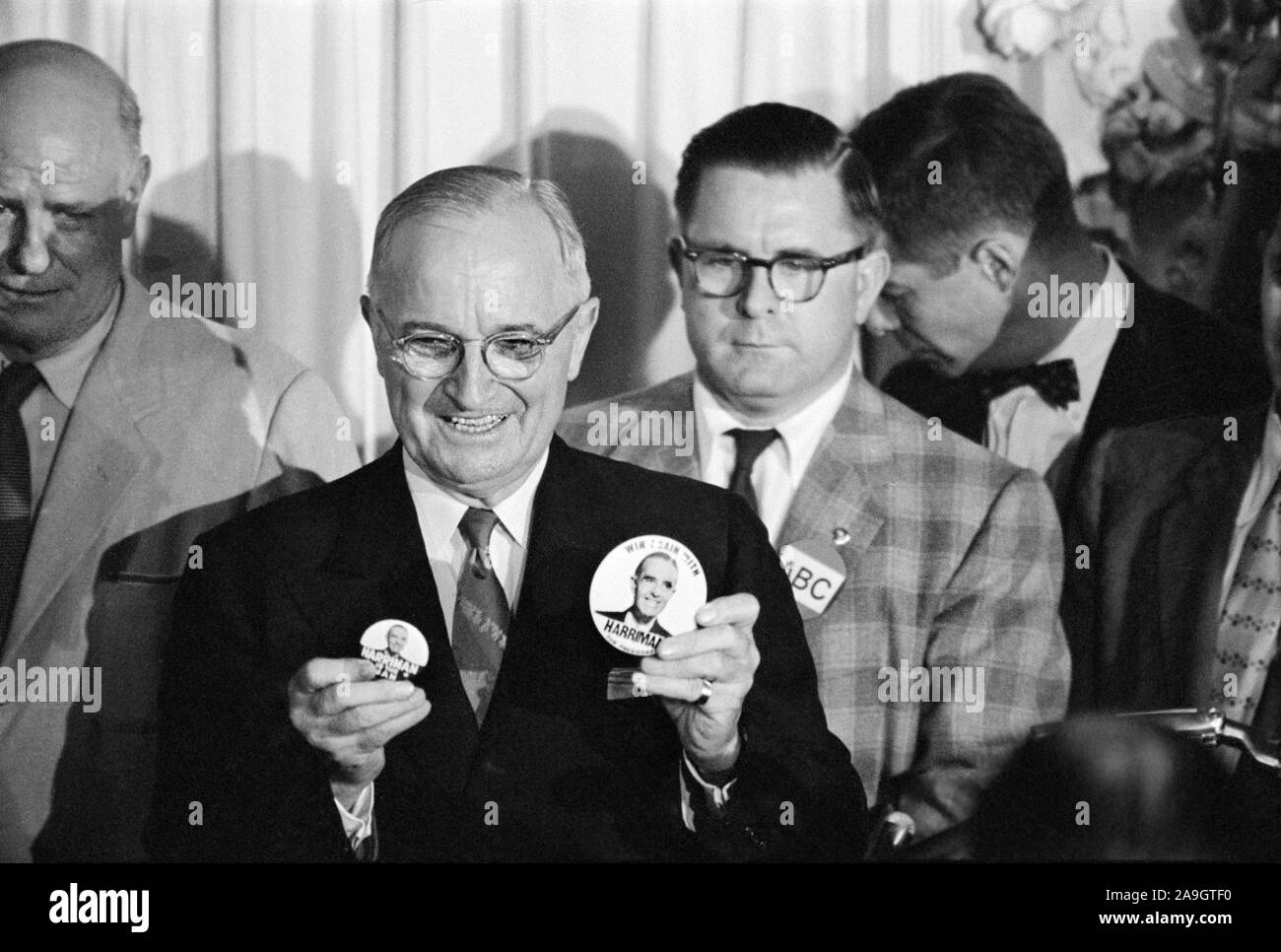 Der frühere US-Präsident Harry Truman verkündete seine Vorliebe für W. Averell Harriman für demokratischen Präsidentenkandidaten, Fotograf Thomas J. O'Halloran, Warren K. Leffler, August 1956 Stockfoto