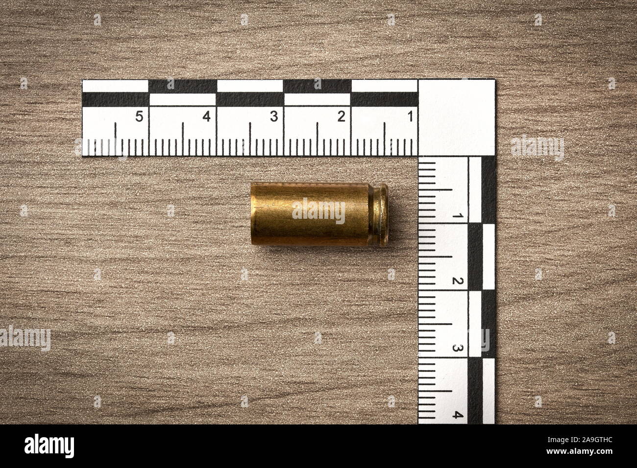 Crime Scene Investigation - bullet Gehäuse als Beweisstück mit forensischen Lineal für die Dokumentation Stockfoto