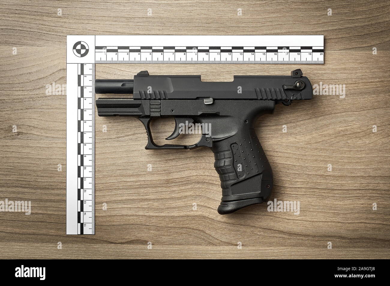 Crime Scene Investigation - Pistole als Beweisstück mit forensischen Lineal für die Dokumentation Stockfoto