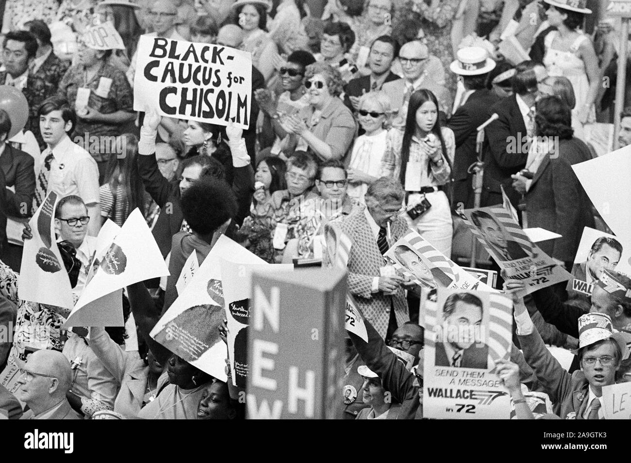 Gruppe von Menschen, die für Shirley Chisholm und George Wallace, Democratic National Convention, Dritte Sitzung, Miami Beach Convention Center, Miami Beach, Florida, USA, Foto: Thomas J. O'Halloran, Juli 1972 Stockfoto