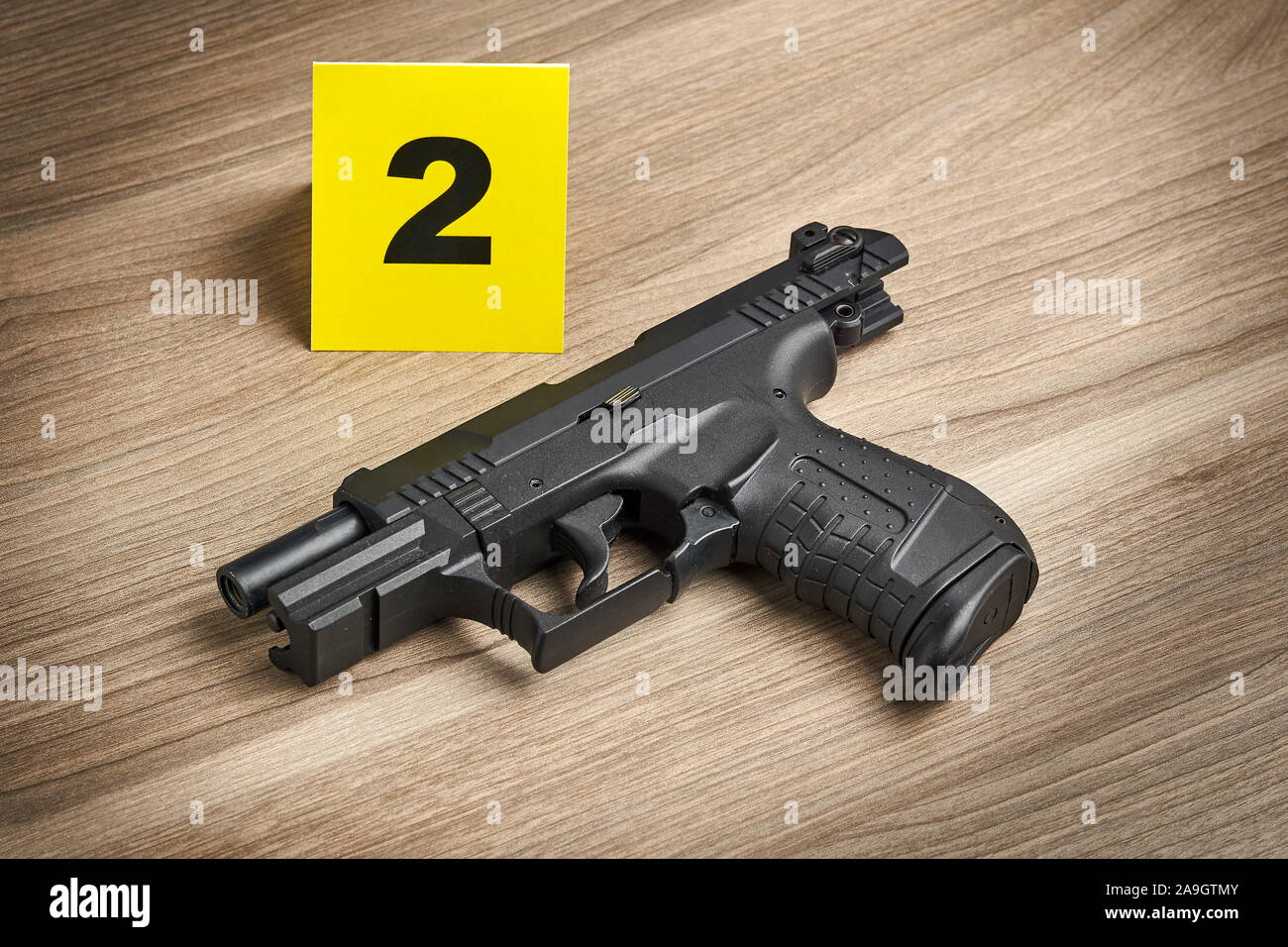 Crime Scene Investigation - Pistole als Beweisstück durch gelbe Markierung gekennzeichnet Stockfoto