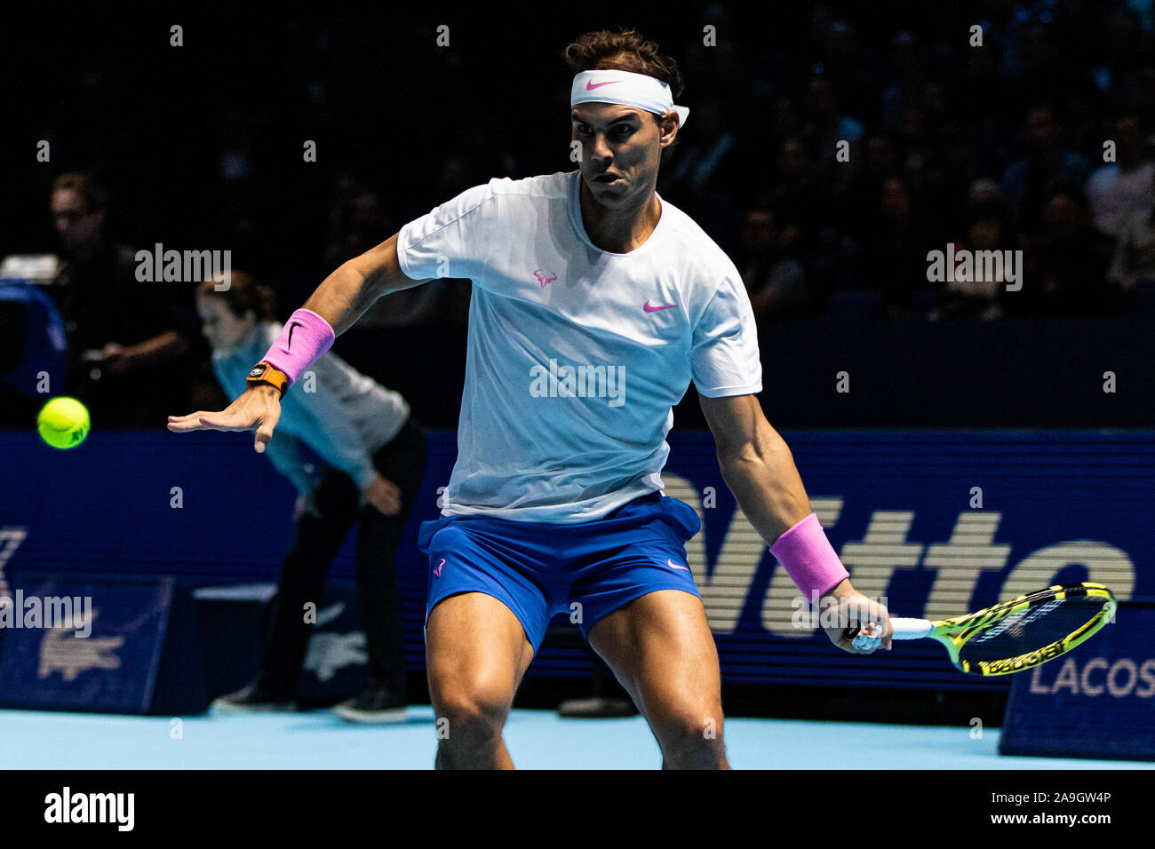 London, Großbritannien. 15 Nov, 2019. Rafael Nadal von Spanien spielt gegen Stefanos Tsitsipas Griechenlands am Tag sechs der Nitto ATP World Tour Finale in der O2 Arena am 15. November 2019 in London, England Credit: Unabhängige Fotoagentur/Alamy leben Nachrichten Stockfoto