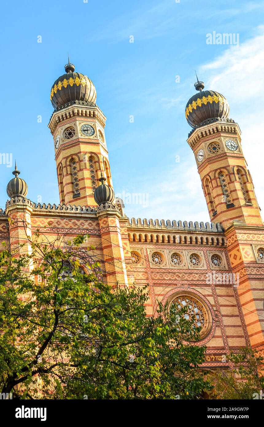 Vertikale Foto der Großen Synagoge in der ungarischen Hauptstadt Budapest. Dohany Synagoge, die größte Synagoge in Europa. Zentrum der Neolog Judentum. Ornament Fassade und zwei Zwiebeltürme. Stockfoto
