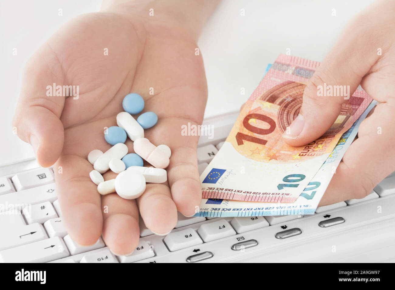 Medizin, Hände und Geld Stockfoto