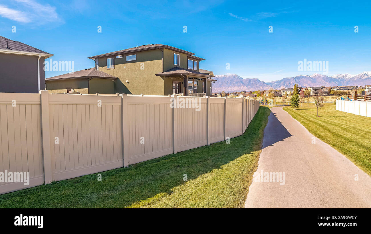 Panorama lange Fußgängerzone zwischen Mauern umgebenen Häuser während des Tages Stockfoto