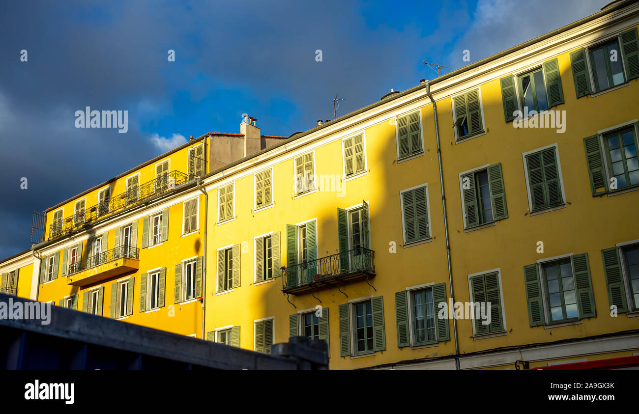 Klassische gelbe Appartement Gebäude Fassade in Nizza, Côte d'Azur, Frankreich Stockfoto