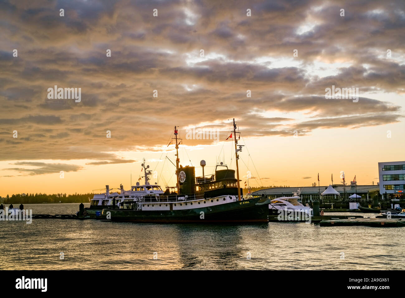 St. Eval - eine hölzerne Dampfschiffes umgewandelt, Diesel-motor-Yacht. Angedockt an Lonsdale Quay, North Vancouver, British Columbia, Kanada. Stockfoto