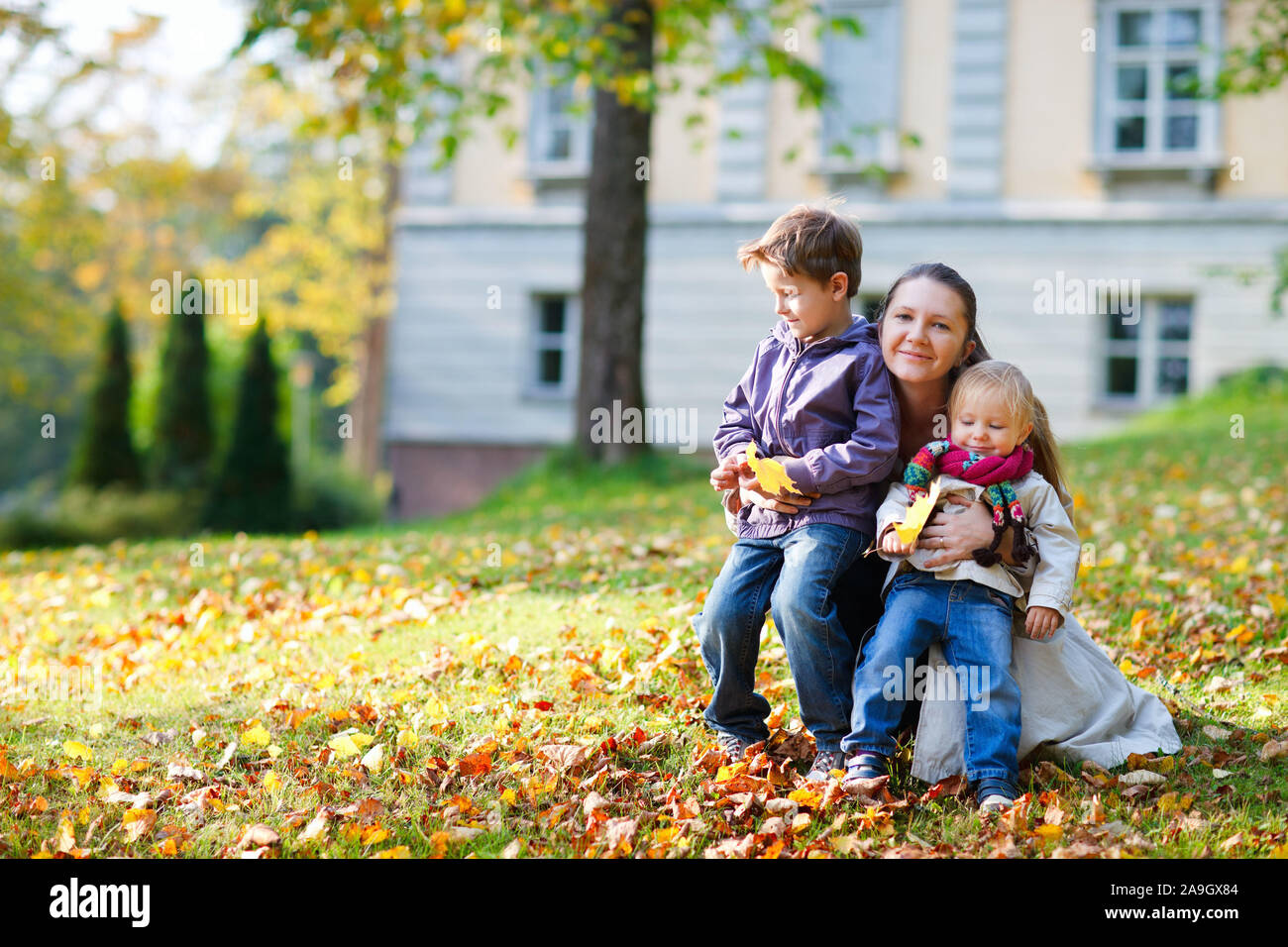 Finnland, kleines Maedchen im Wald, Herbst Stockfoto