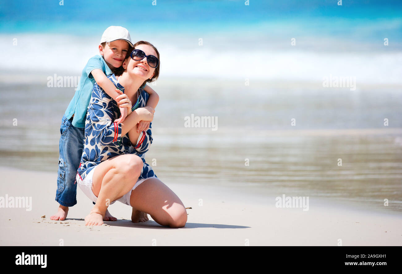 Mutter und Tochter Huckepack am Strand, Malediven Stockfoto