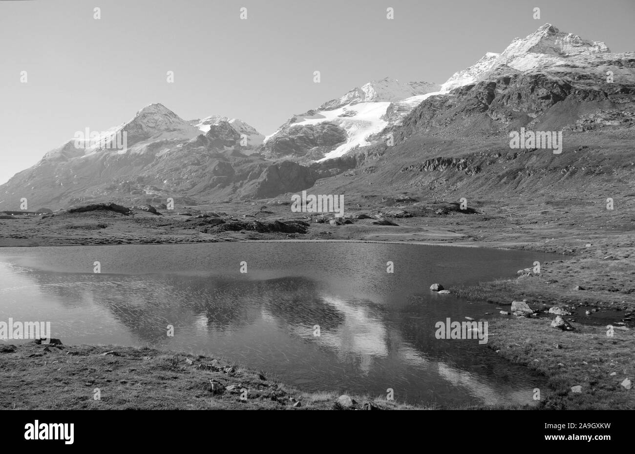 Das globale Klima Veränderung ist das Schmelzen des perafrost der Schweizer Alpen. Gleiche am Lago Bianco auf Bernina Hospitz in den Schweizer Alpen. Stockfoto