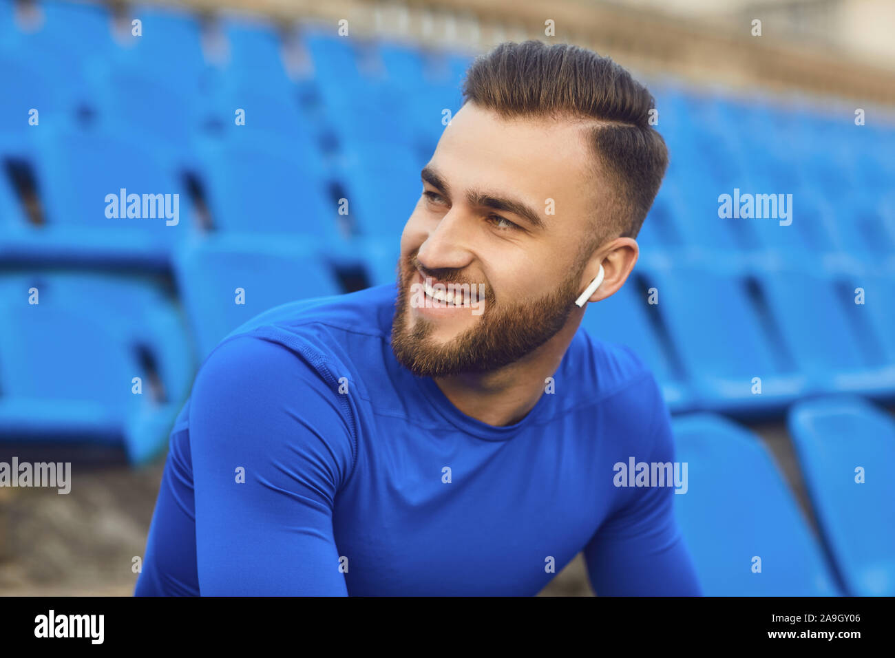 Ein Kerl in Sportswear sitzt im Stadion nach dem Training. Stockfoto