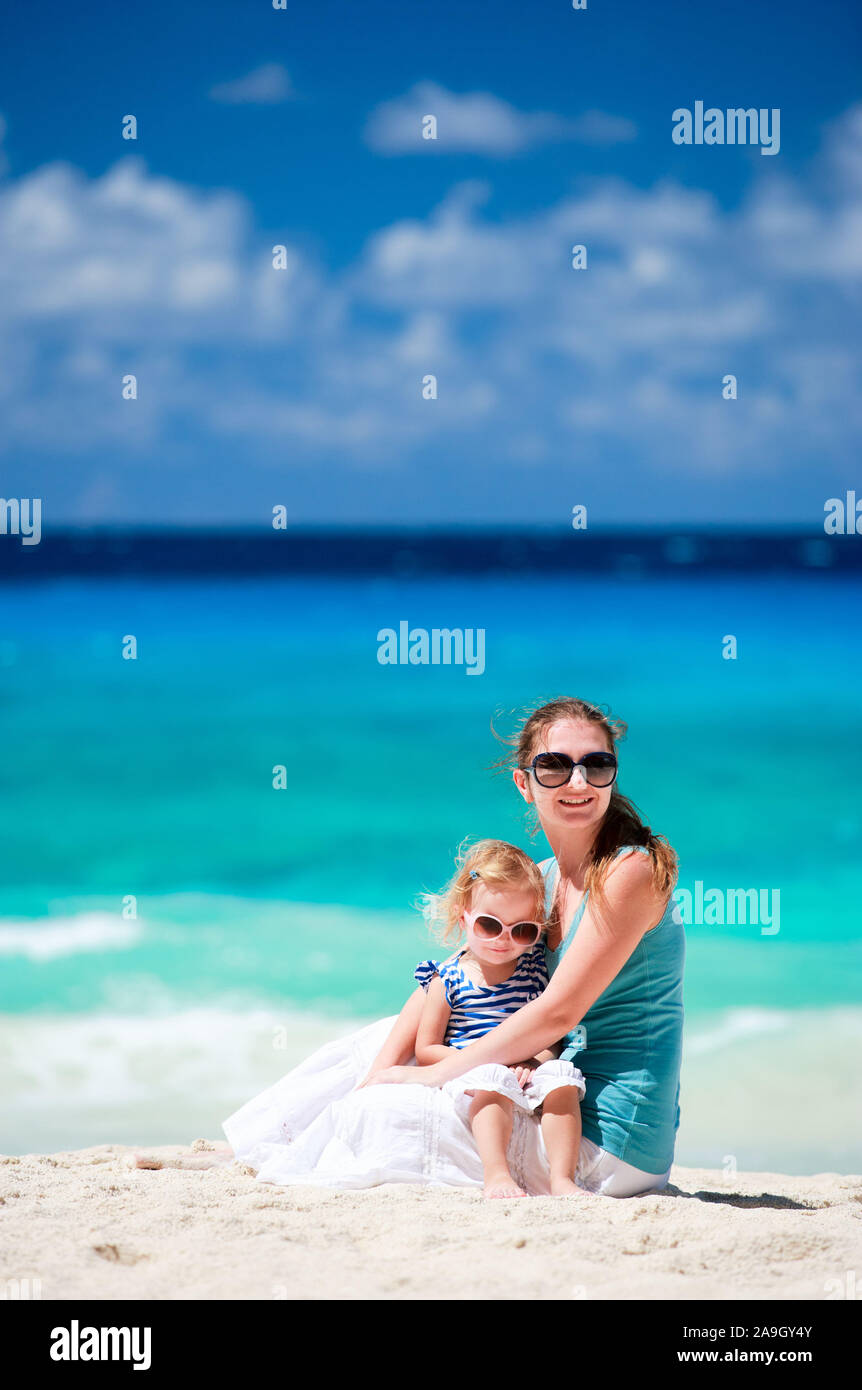 Mutter und Art machen Urlaub am Strand, Seychellen, Indischer Ozean Stockfoto