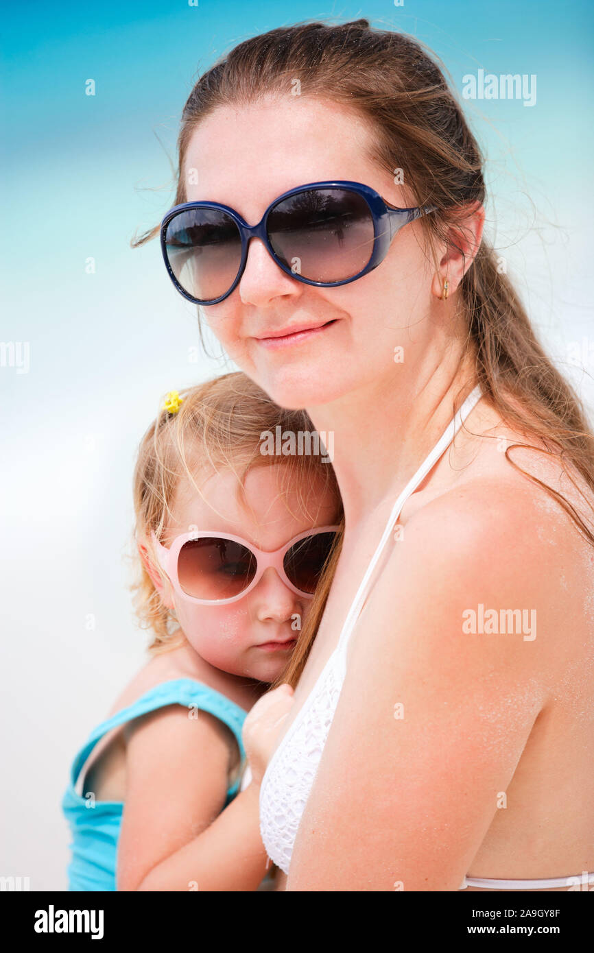 Malediven, Mutter und Tochter im Urlaub, Stockfoto
