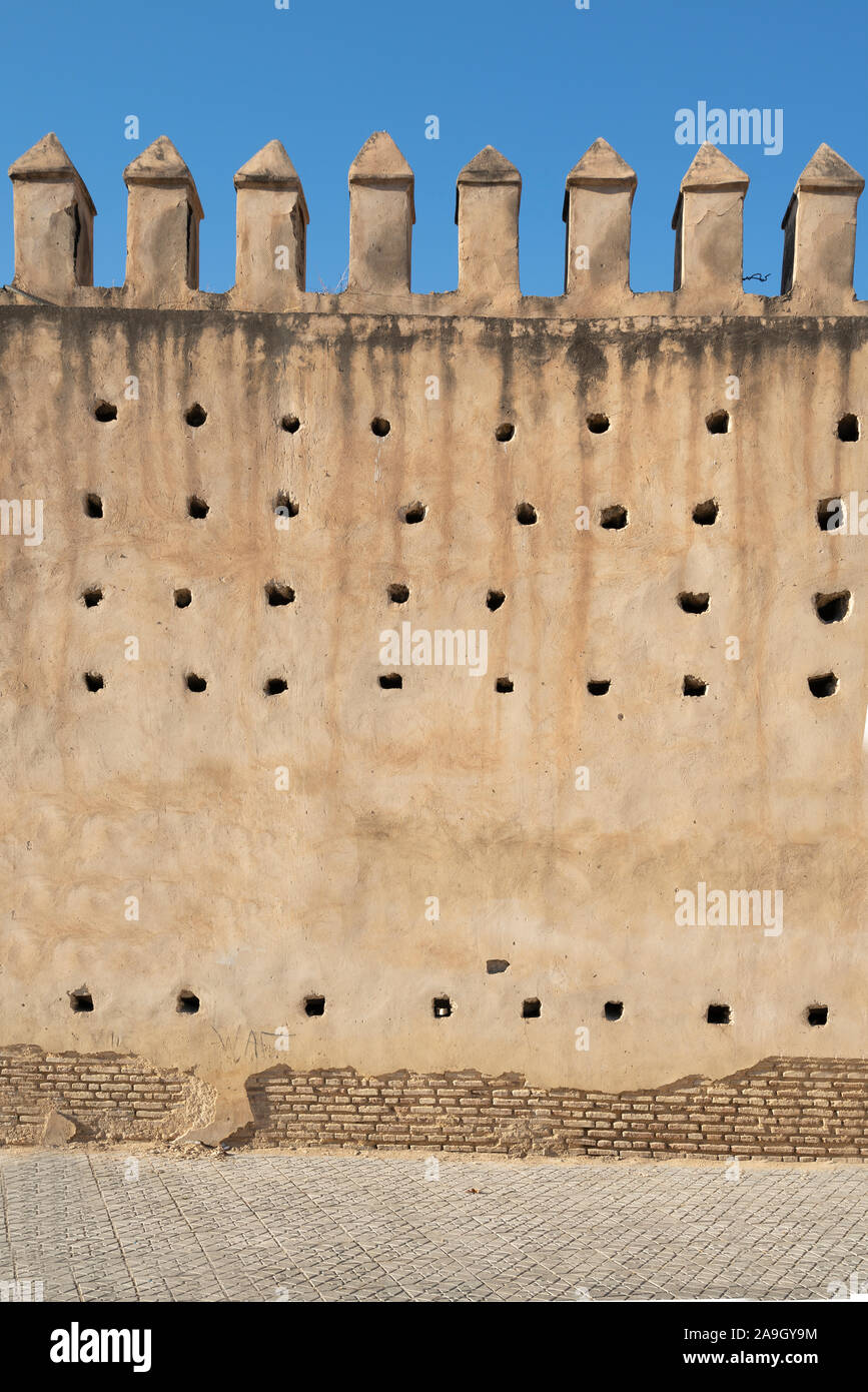 Fez, Marokko. November 9, 2019. Ein Detail der alten Stadtmauer Stockfoto