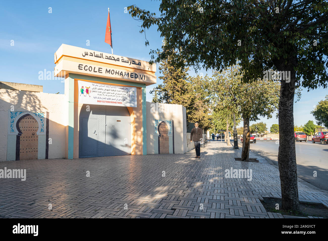 Fez, Marokko. 9. November 2019. Das Eingangstor der Schule Mohammed VI. Stockfoto