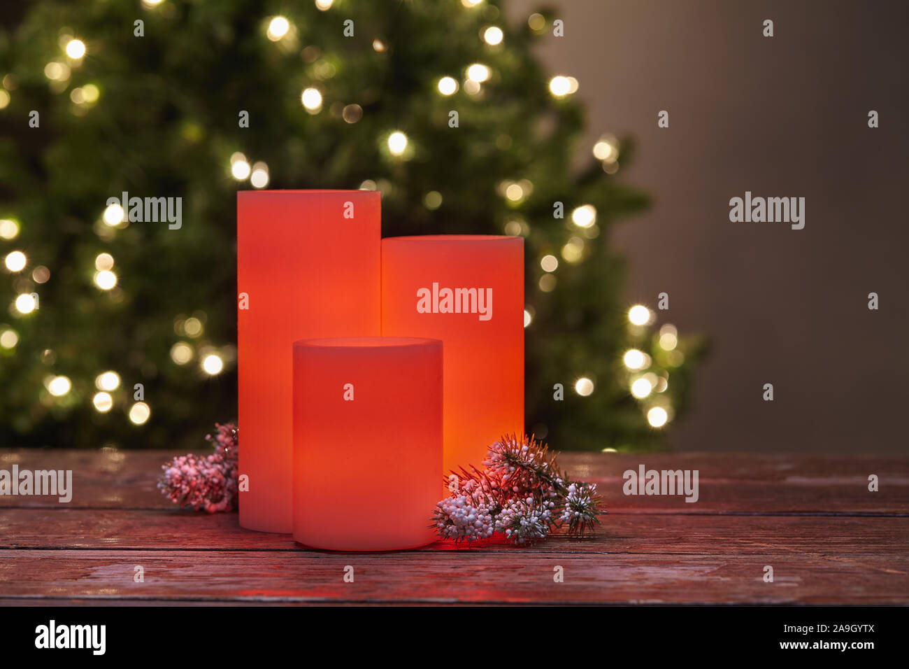 Winterurlaub Weihnachten noch Leben der rot glühenden elektrischen Kerzen Stockfoto
