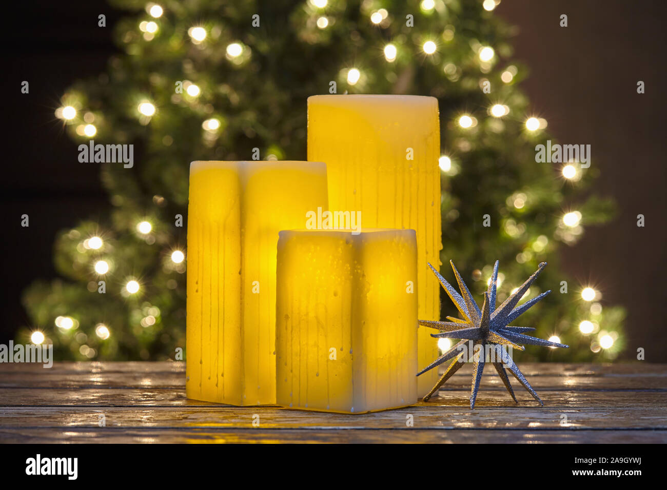 Winterurlaub Weihnachten noch leben Der leuchtende elektrische quadratische Kerzen und Sterne Urlaub Schmuck Stockfoto