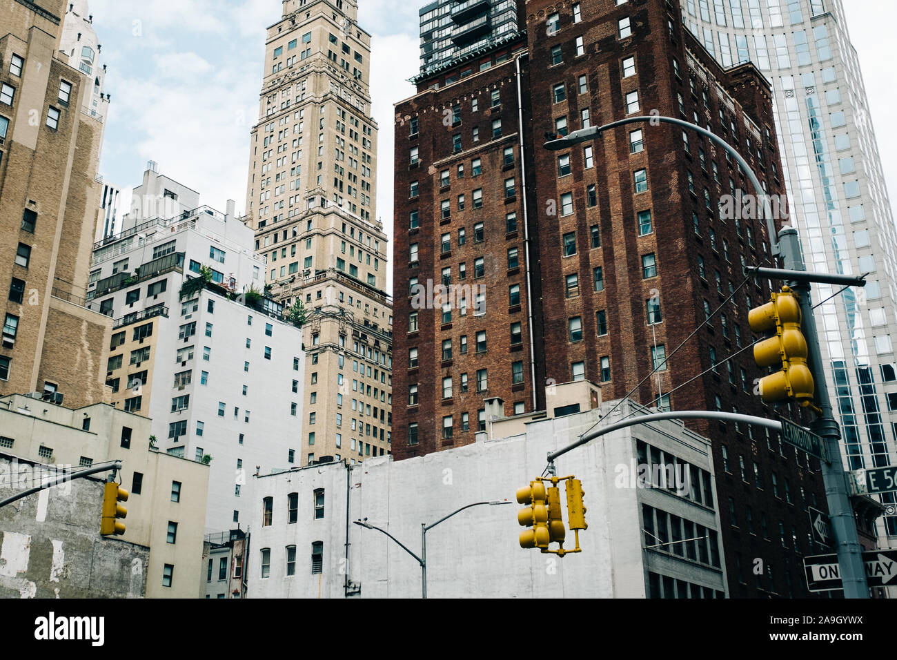 Farbfoto gelber Ampeln vor dem Hintergrund von New Yorker Stadtgebäuden und Wolkenkratzern. Stockfoto