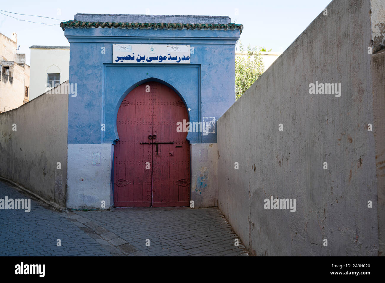 Fez, Marokko. November 9, 2019. Ein typisches Tor von einem Haus in der Medina Stockfoto