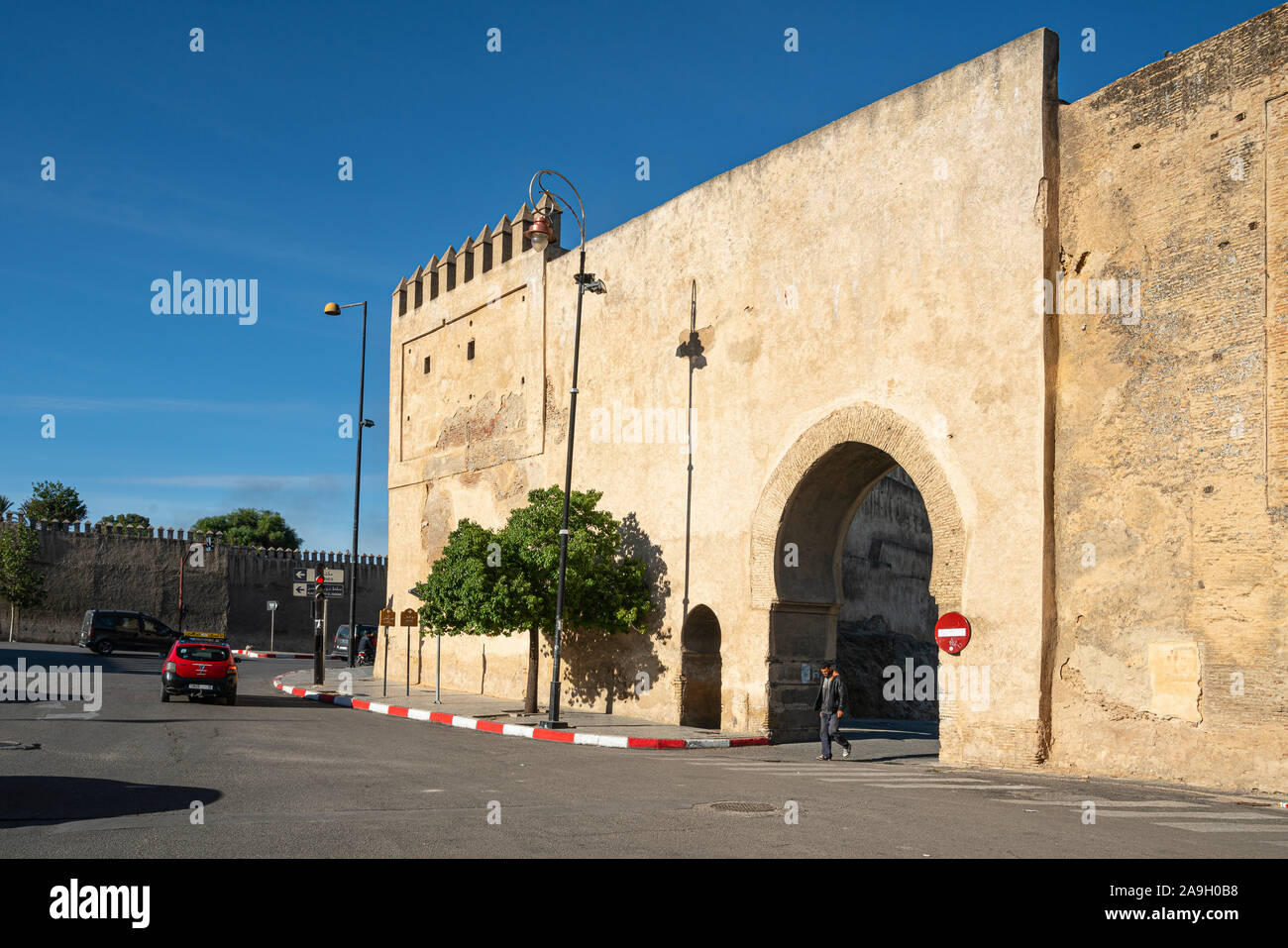 Fez, Marokko. November 9, 2019. Ein Blick auf die Bab Chems City Gate Stockfoto