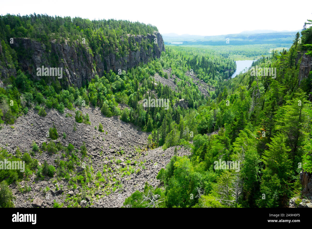 Ouimet Canyon ist eine große Schlucht in der Gemeinde Dorion, Thunder Bay Stadtteil im Nordwesten von Ontario, Kanada Stockfoto Ouimet Canyon ist eine große Schlucht in der Gemeinde Dorion, Thunder Bay Stadtteil im Nordwesten von Ontario, Kanada Stockfoto