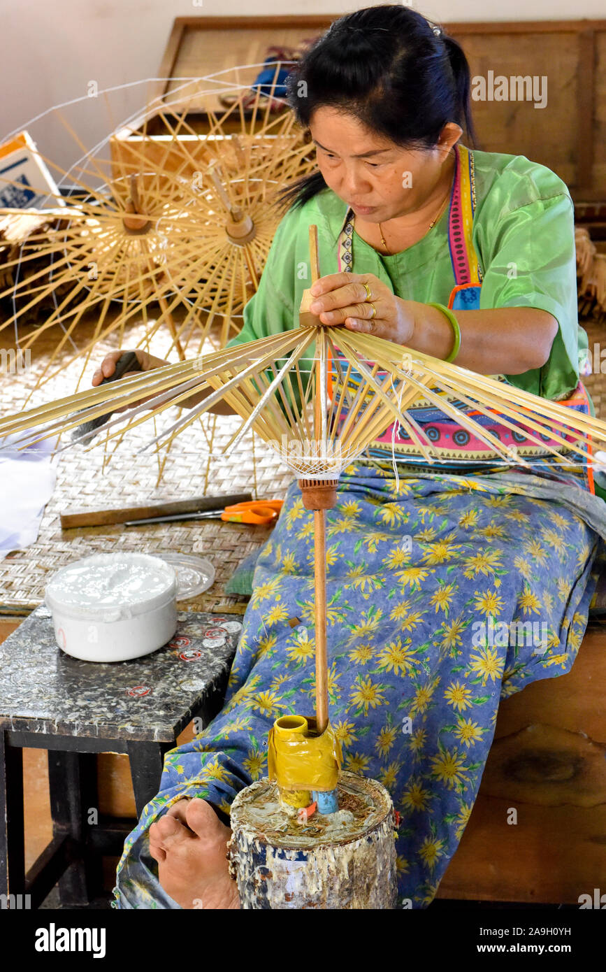 Thailändische Frau, handgeschöpftem Papier Sonnenschirme am Bo Sang weiter nach Chiang Mai, Thailand Stockfoto