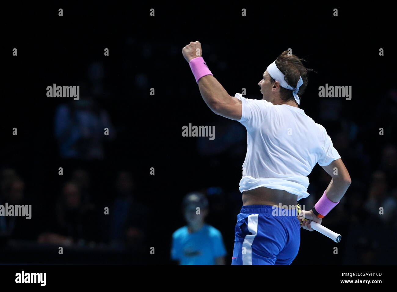 London, Großbritannien. 15. Nov 2019. Rafael Nadal von Spanien feiert seine drei während der ATP World Tour Finals über StefanosTsitsipas Griechenlands Gewinn an der O2-Arena am 15. November 2019 in London, England. Credit: Paul Cunningham/Alamy leben Nachrichten Stockfoto