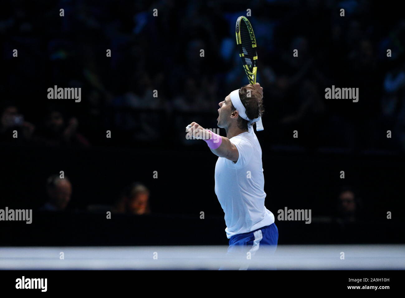 London, Großbritannien. 15. Nov 2019. Rafael Nadal von Spanien feiert seine drei während der ATP World Tour Finals über StefanosTsitsipas Griechenlands Gewinn an der O2-Arena am 15. November 2019 in London, England. Credit: Paul Cunningham/Alamy leben Nachrichten Stockfoto