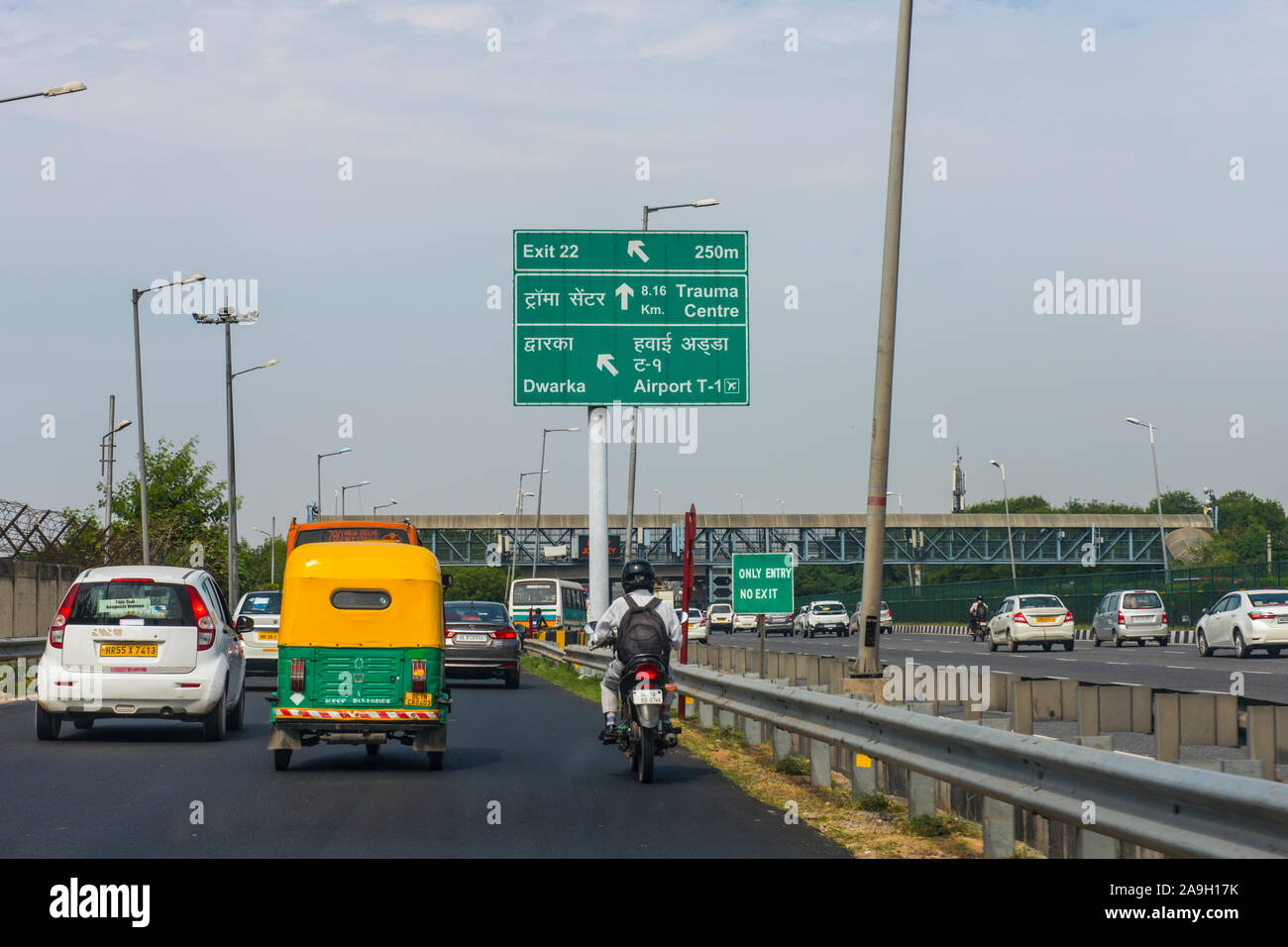 Die Straße in Neu Delhi mit Autos, Taxis, Tuk Tuks und Motorräder Stockfoto