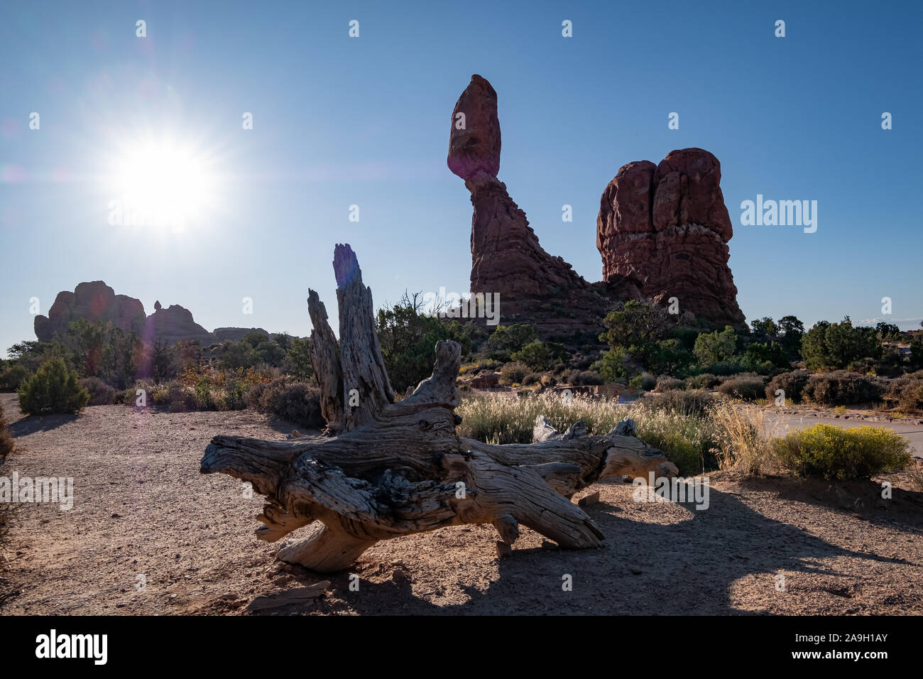 Rote Felsformation vor klarem blauen Himmel im Arches-Nationalpark, Utah. Touristenattraktion in den Vereinigten Staaten Stockfoto