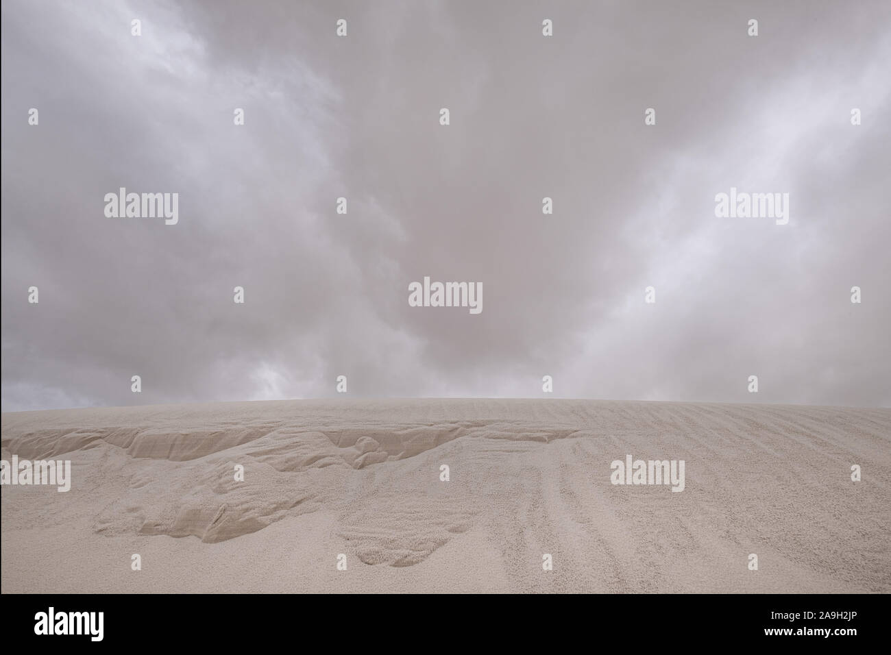 Einen malerischen Blick auf die weißen Sanddünen gegen Cloud Himmel in New Mexiko USA Stockfoto