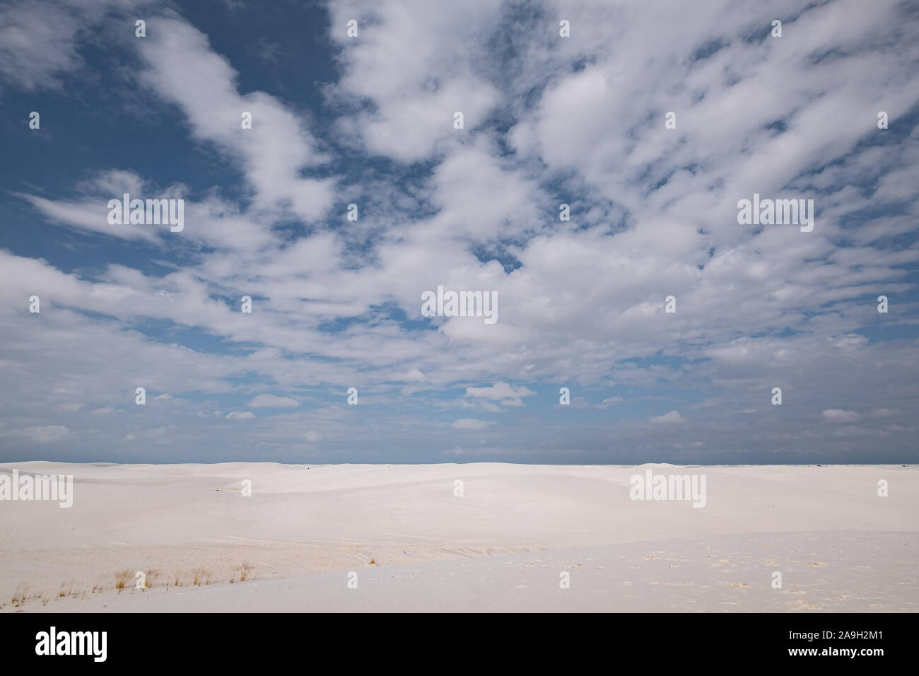 Einen malerischen Blick auf die weißen Sanddünen gegen Cloud Himmel in New Mexiko USA Stockfoto
