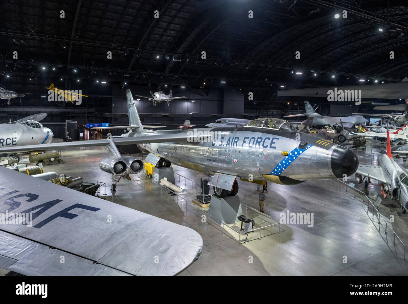 Blick über Flugzeuge auf dem nationalen Museum der United States Air Force mit einer Boeing RB-47 UHR Stratojet im Vordergrund, Dayton, Ohio, USA. Stockfoto