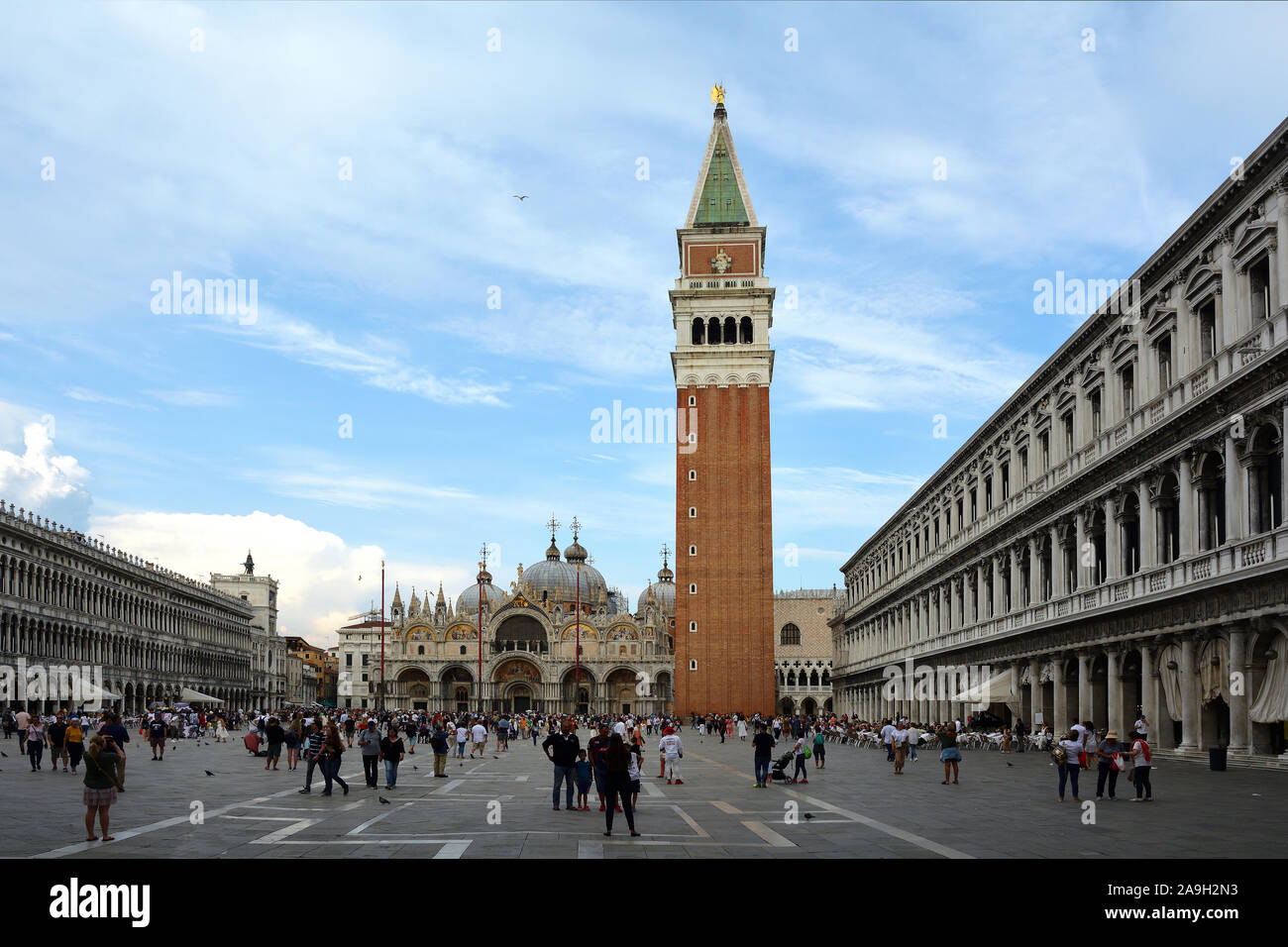 Piazza San Marco Basilika und dem Glockenturm Campanile am Abend in Venedig - Italien. Stockfoto