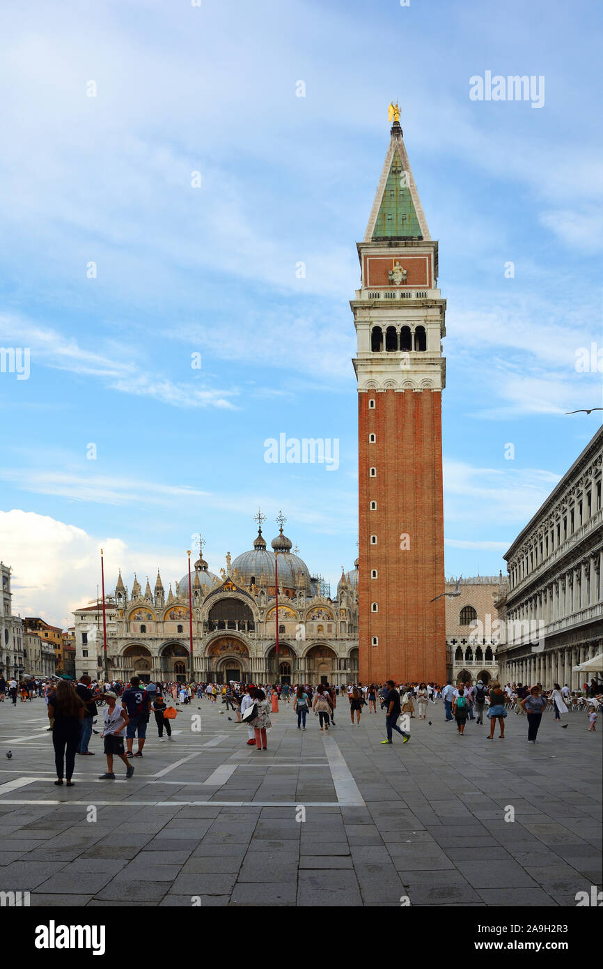 Piazza San Marco Basilika und dem Glockenturm Campanile am Abend in Venedig - Italien. Stockfoto