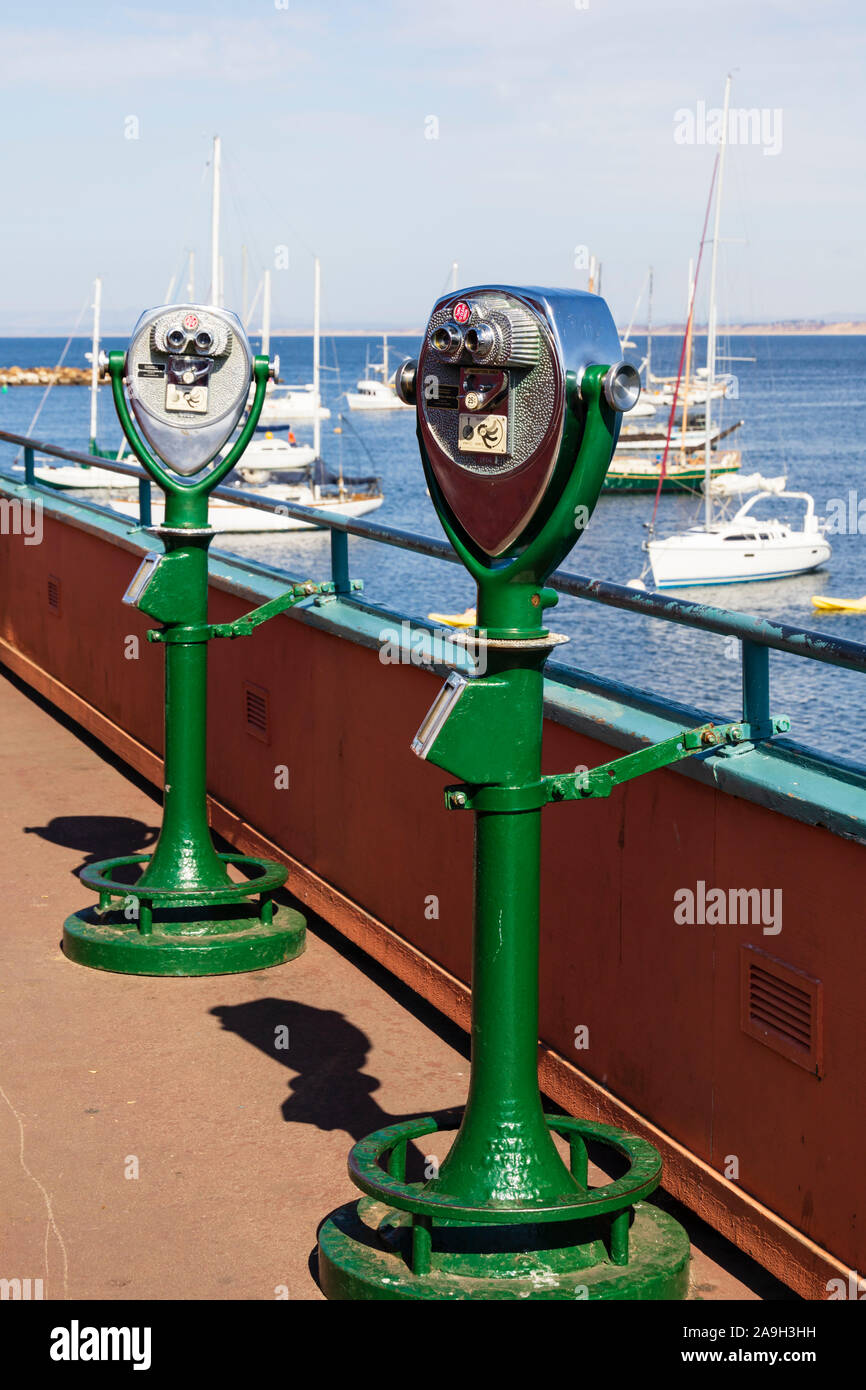 Pay Fernglas durch den Turm Optical Company am Pier, Fishermans Wharf, Monterey, Kalifornien, Vereinigte Staaten von Amerika anzeigen Stockfoto