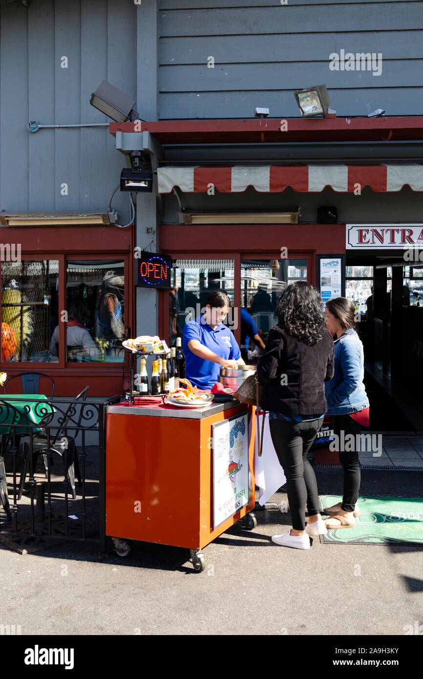 Meeresfrüchte Schnupperkurse Abschaltdruck außerhalb Domenico's Seafood und Pasta Restaurant, Fishermans Wharf Pier, Monterey, Kalifornien, Vereinigte Staaten von Amerika Stockfoto
