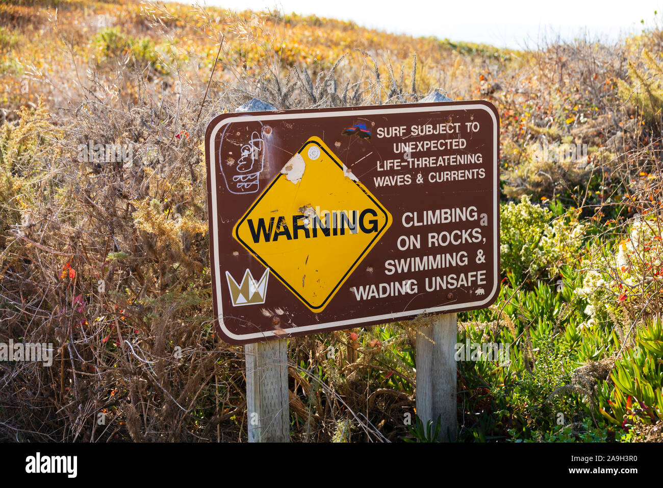 Surf Warnschild, State Highway 1, Big Sur, Monterey County, Kalifornien, Vereinigte Staaten von Amerika Stockfoto