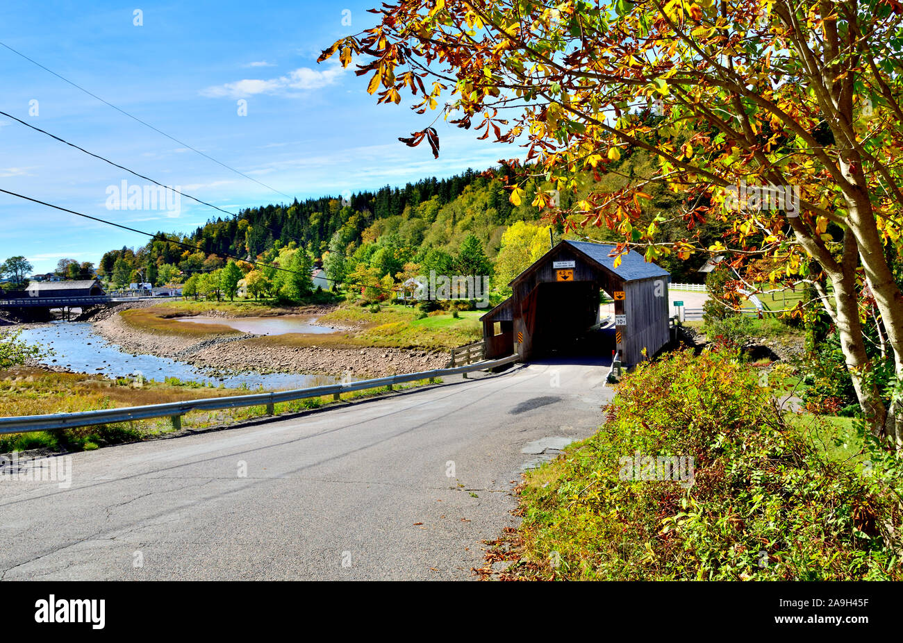 Ein Herbst Landschaft Blick auf eine ikonische Hardscrabble Covered Bridge im Jahr 1946 gebaut, der Überquerung der Irischen Fluss in St. Martins, New Brunswick Kanada. Stockfoto