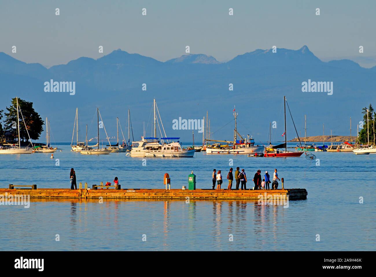 Eine Landschaft Bild des Fishing Pier mit Menschen Angeln und Sightseeing in den Hafen von Nanaimo auf Vancouver Island British Columbia Kanada. Stockfoto