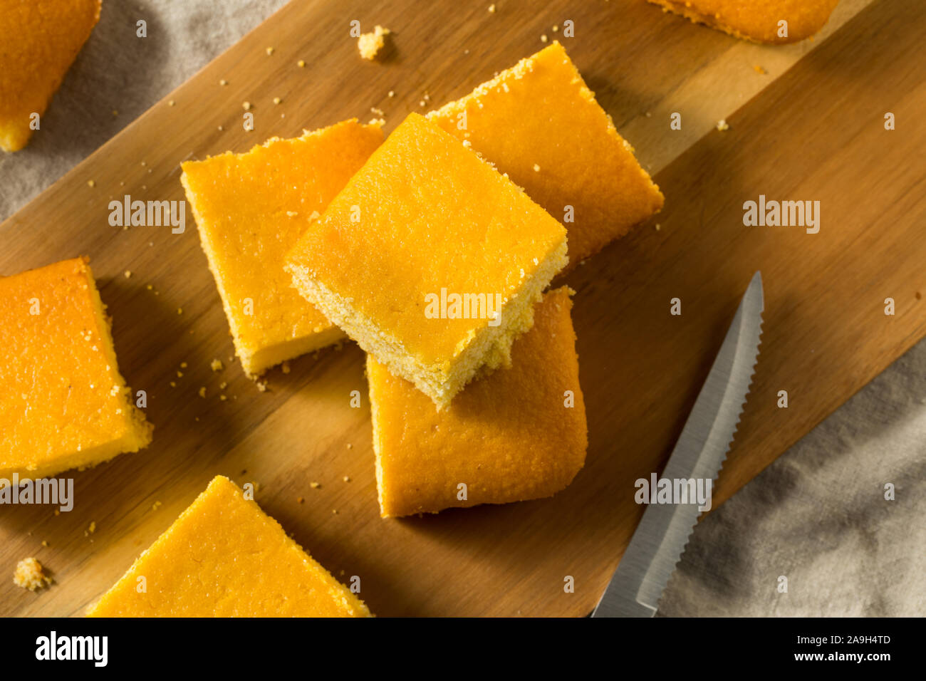 Hausgemachte Schnitt Cornbread bereit zu Essen Stockfoto