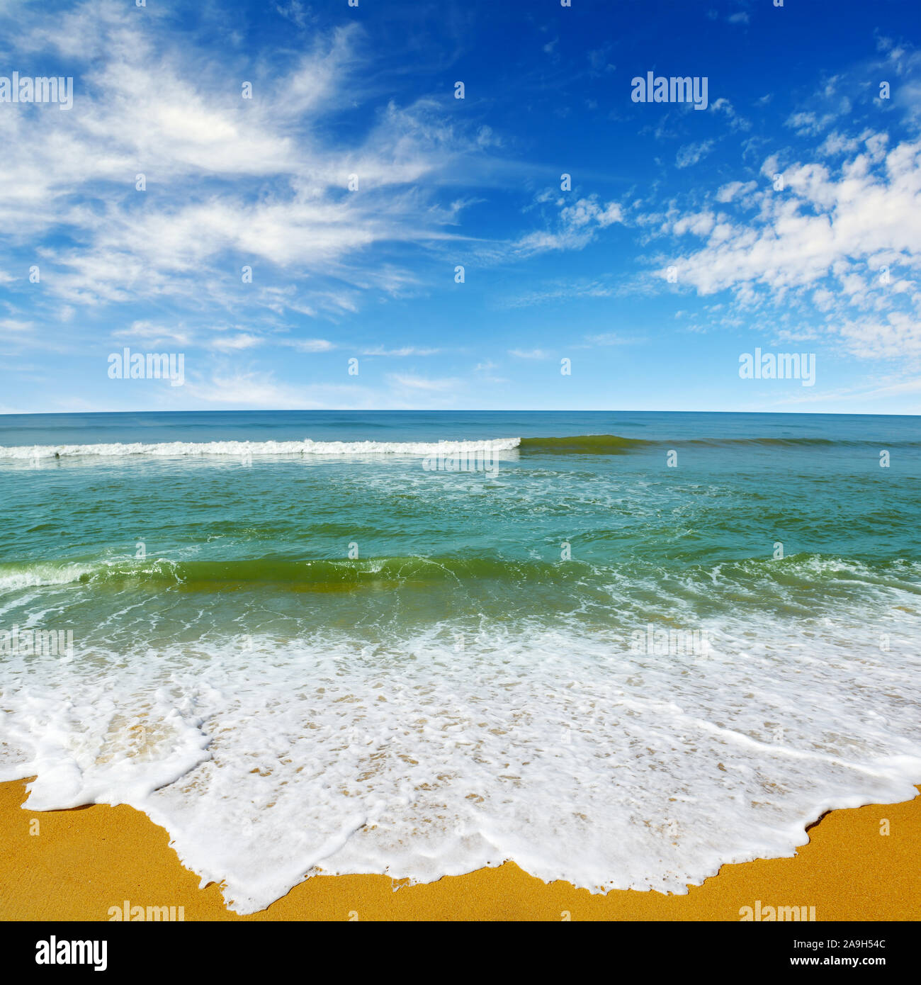 Ocean Waves, gelben Sandstrand mit azurblauem Meer. Reisen Hintergrund. Stockfoto