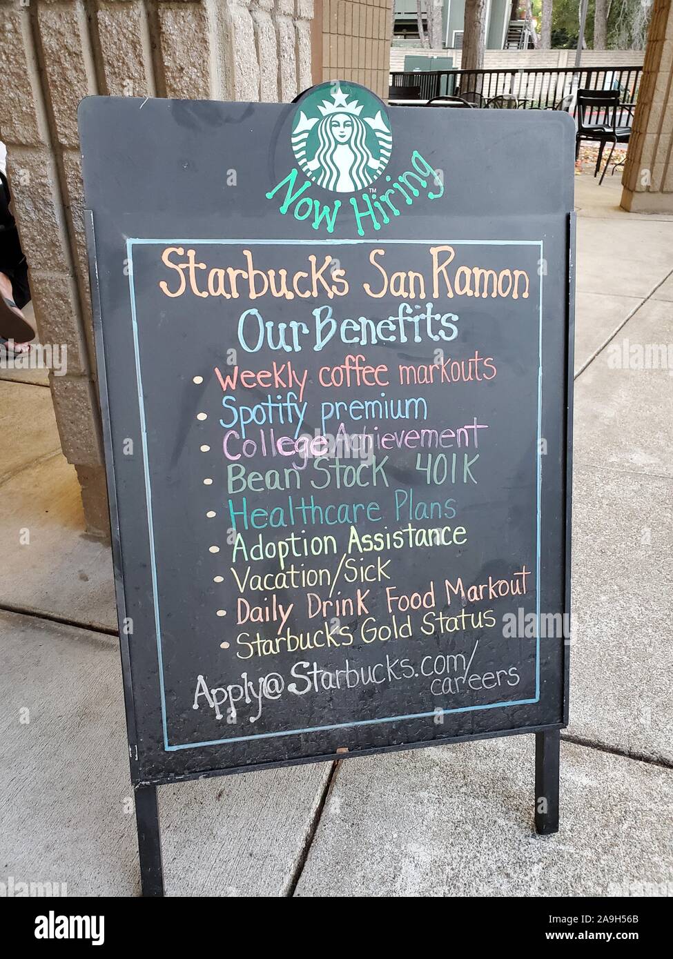 Hand Nachricht am Schwarzen Brett, in der die Leistungen für die Mitarbeiter zur Verfügung, um Mitgliedern bei Starbucks Kaffee, einschließlich 401 k Pläne und healthcare, San Ramon, Kalifornien, November 3, 2019 Personal erstellt. () Stockfoto