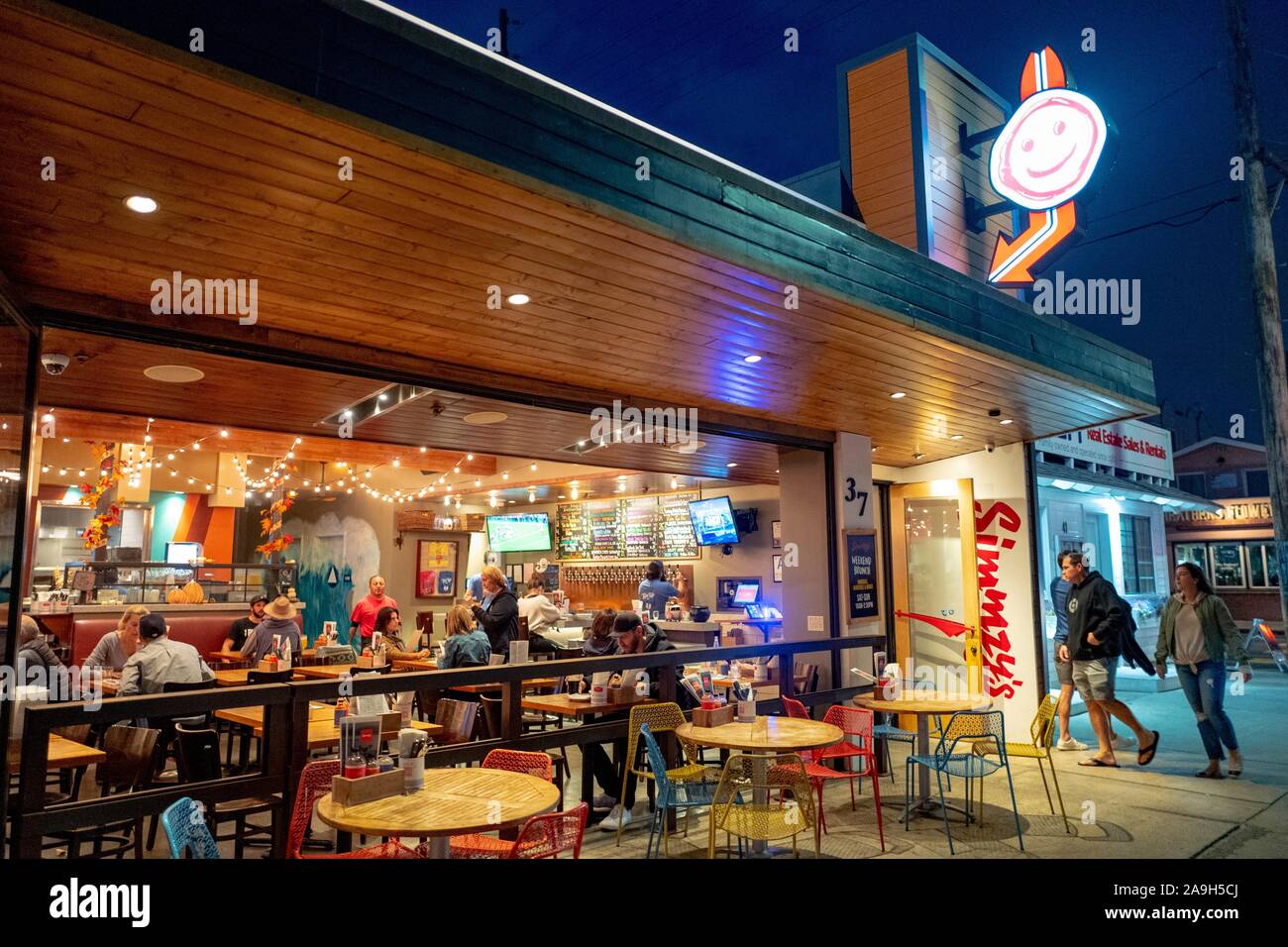 Die Menschen essen im Freien an Simmzy's Restaurant entlang Washington Blvd, einer Hauptstraße in Venedig, Los Angeles, Kalifornien, 27. Oktober 2019. () Stockfoto