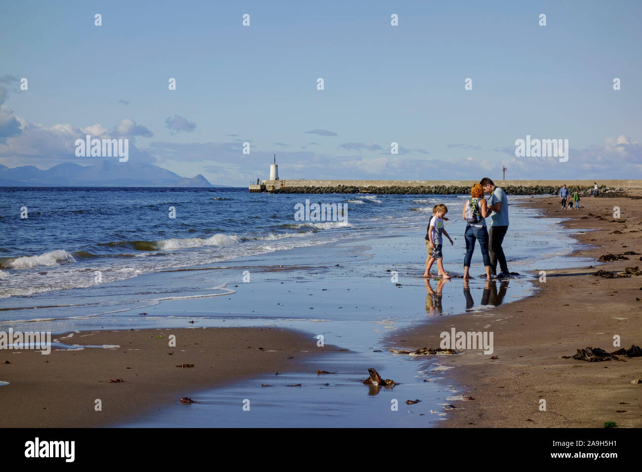 Eine Familie am Strand von Girvan in South Ayrshire, Schottland. Stockfoto