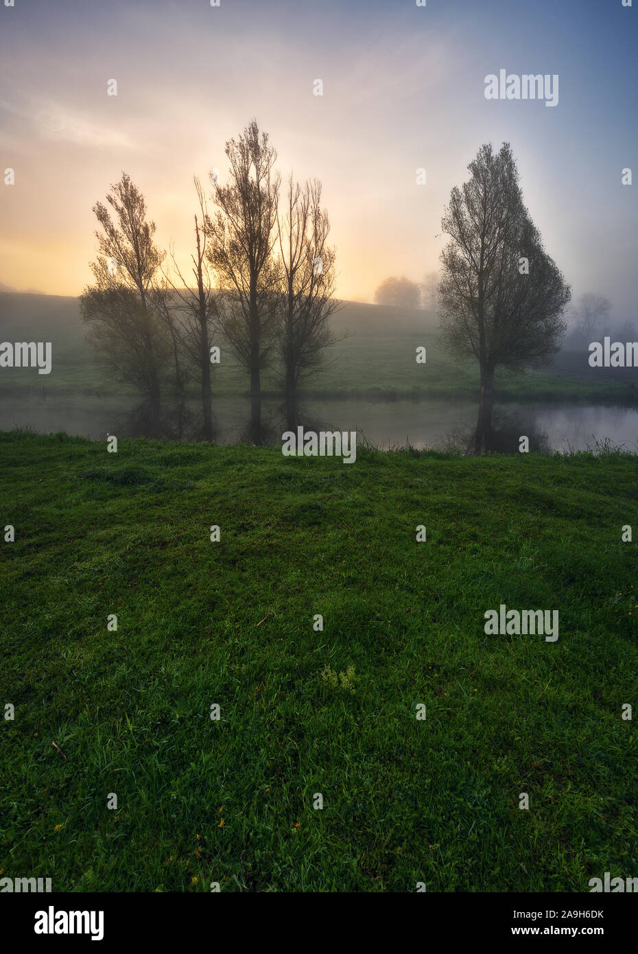 Frühling Morgen. foggy Dawn. malerische Foggy River Stockfoto