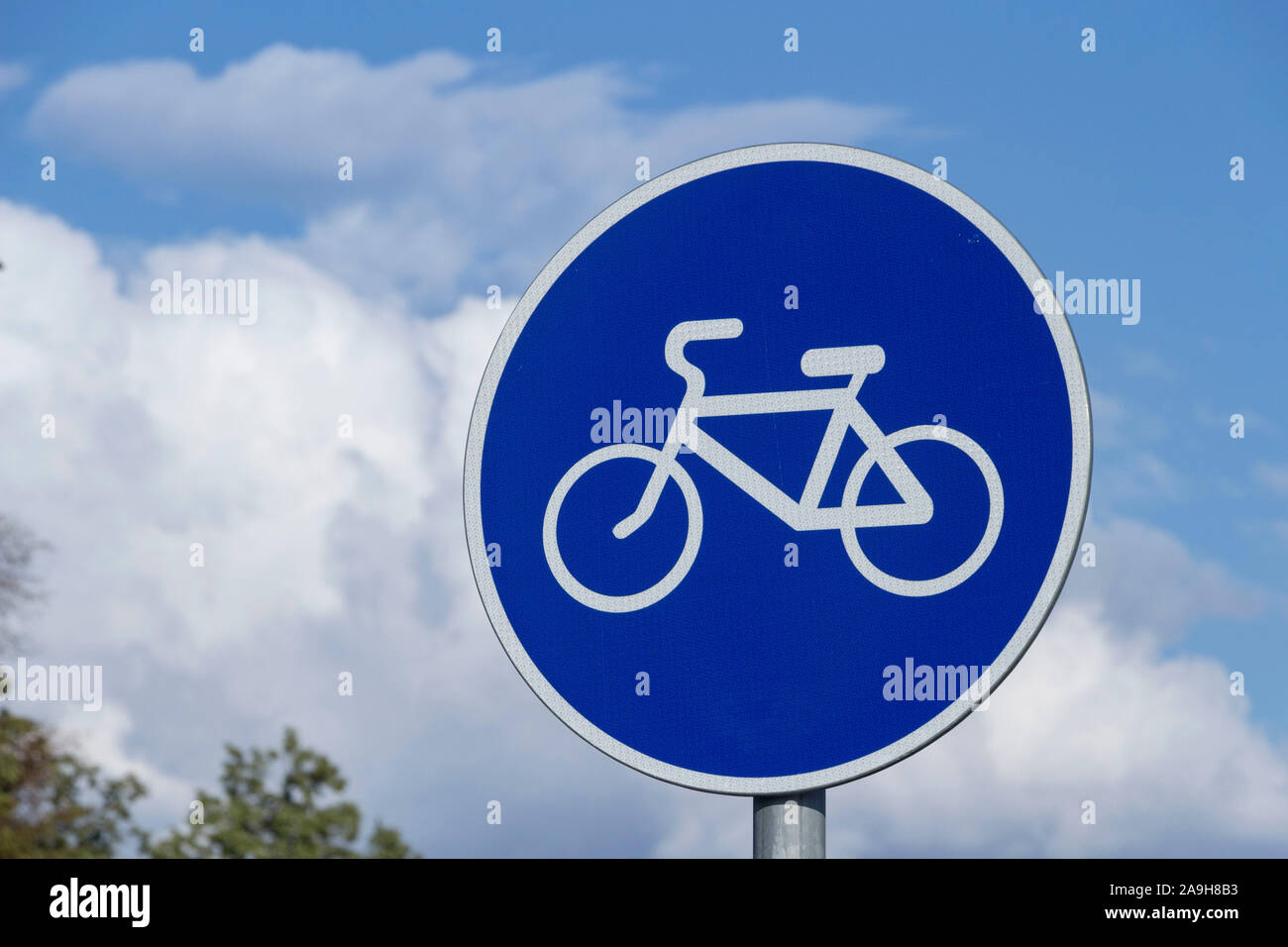 Straßenschild Fahrradweg auf blauen Himmel Hintergrund Stockfoto
