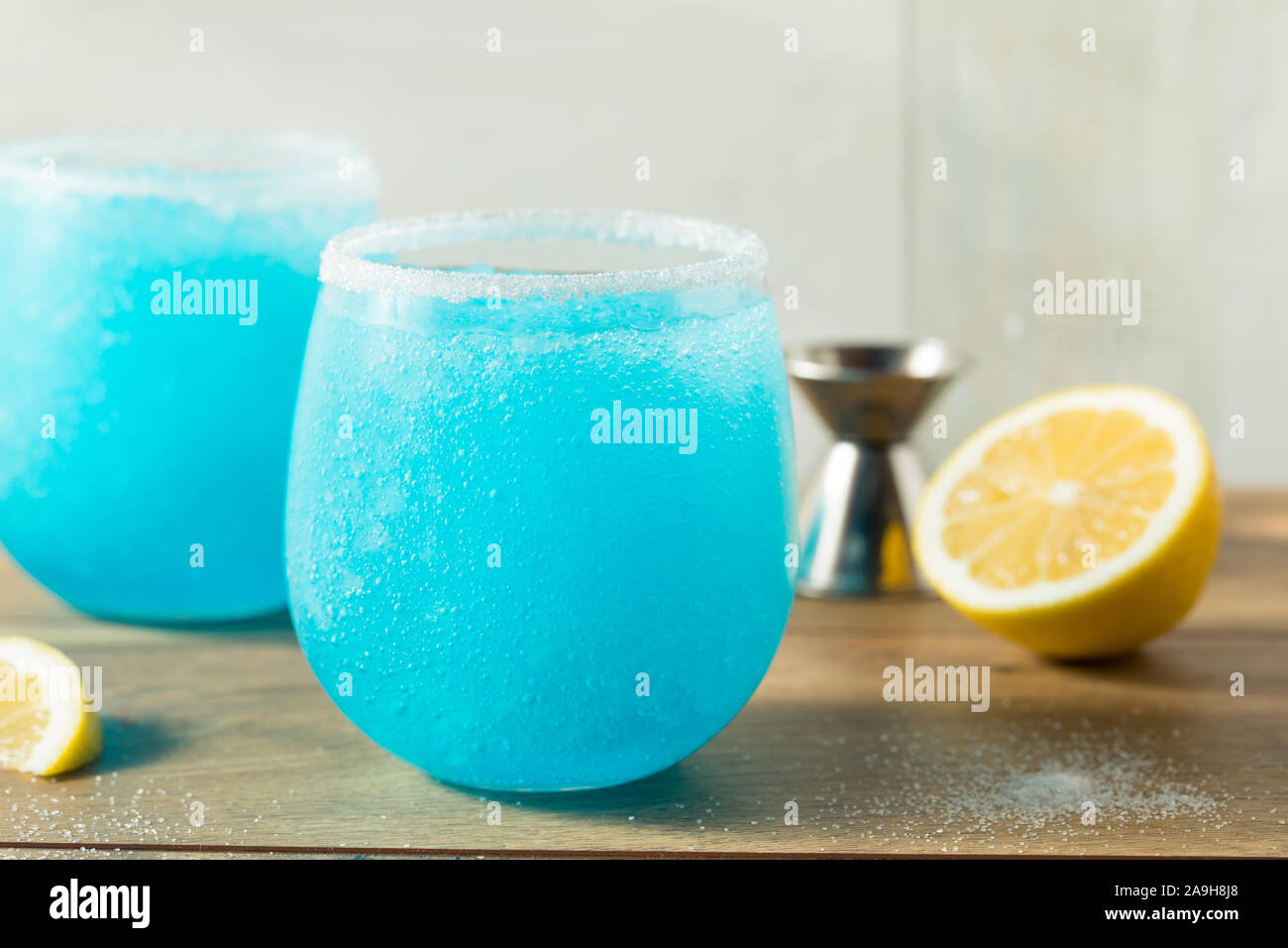 Hausgemachte Frozen Blue Jack Frost Cocktail mit Zitrone und Wodka Stockfoto