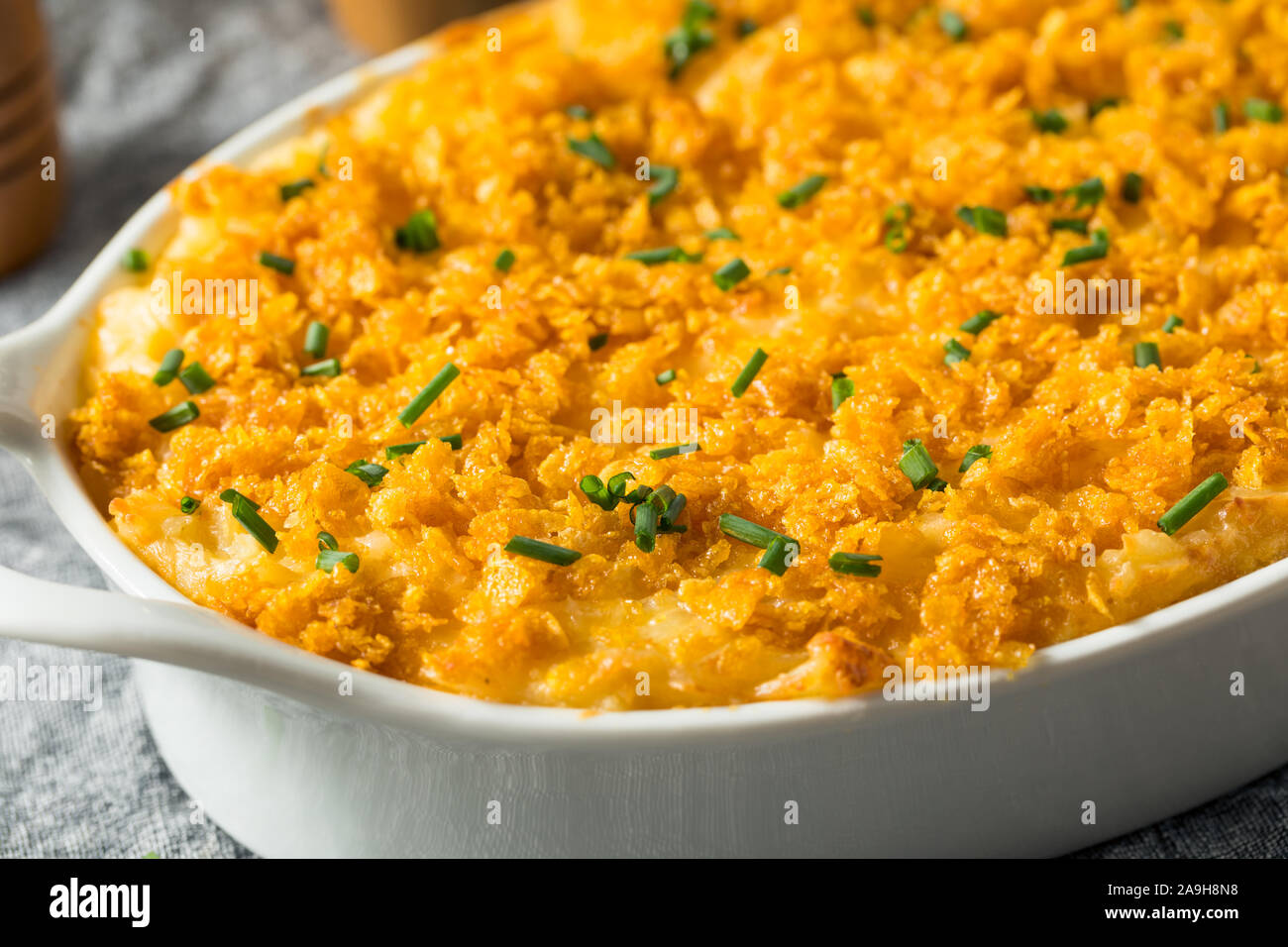 Hausgemachte Beerdigung Kartoffel Auflauf mit Käse und Schnittlauch Stockfoto