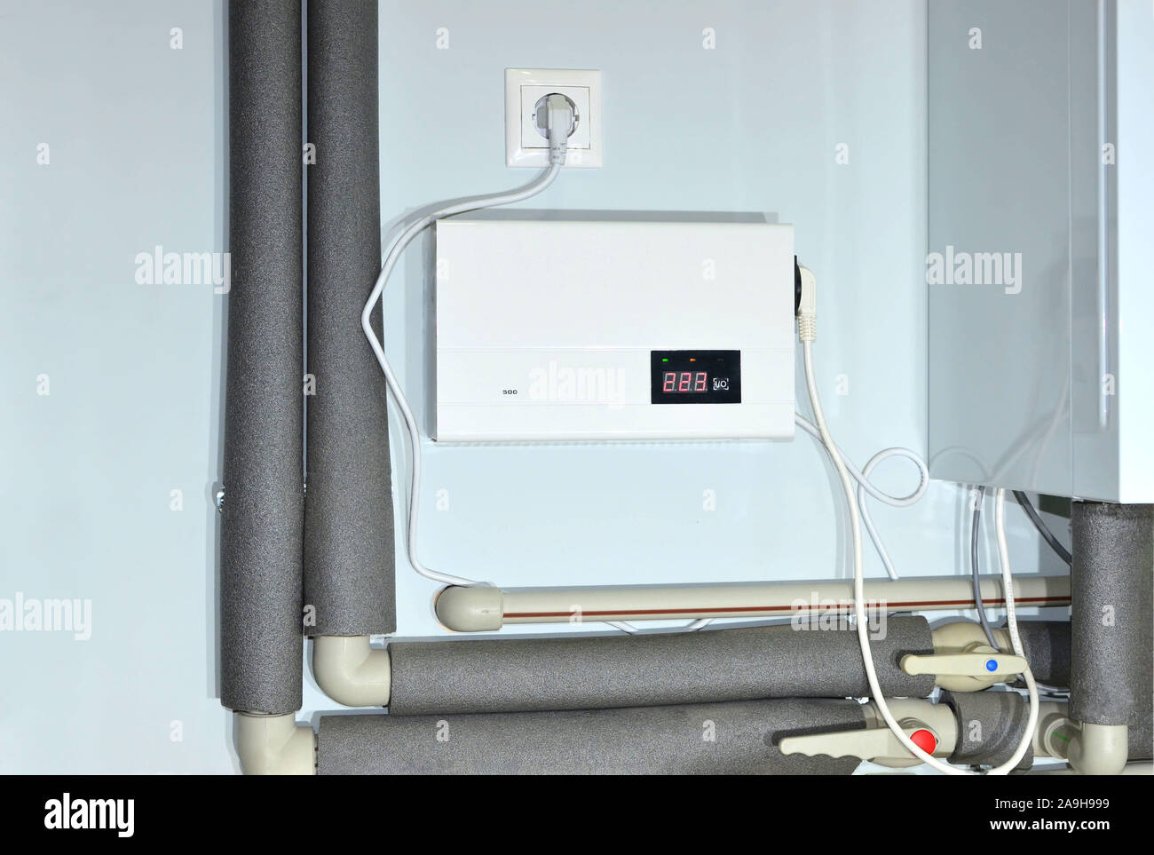 Kompakte Wand Automatischer Spannungsregler (AVR) für Gas Boiler zu  schützen. Manometer im Kesselraum in der Nähe der Heizrohre mit Isolierung  Beschichtung Stockfotografie - Alamy
